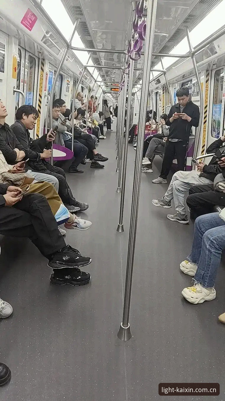 半个小时前，我还在下班的地铁上刷手机，旁边一位大哥正对着屏幕上的赛事集锦自言自语：“这比分怎么刷得这么慢。”我瞄了一眼，他用的正是开心体育的旧版页面。说实话，旧版在信号不好的地下隧道里确实卡顿得让人着急。结果他刚抱怨完五分钟，手机提示音响起——那是系统推送的新版上线通知，页面轻了，加载快了不少。那大哥眼睛一亮，顺手点进去看了几场即时回放，速度肉眼可见地顺滑起来。
